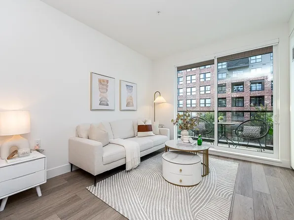 422 Lakewood Dr #203, Vancouver, BC V5L 4L1