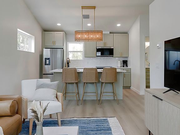 3rd image of 850 24th Ave N #2
