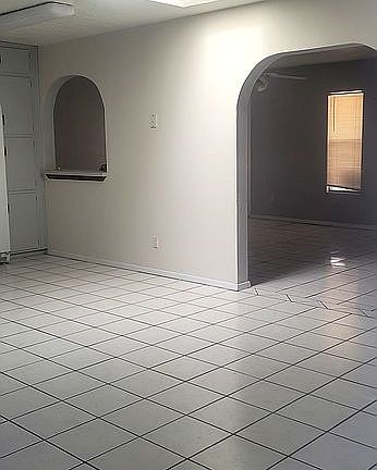 3rd image of 1070 Jasmine Dr