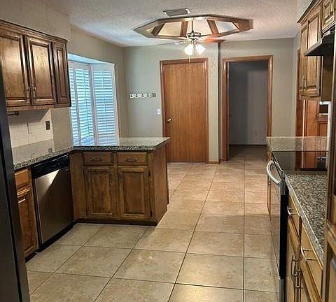 5th image of 101 E Wisteria Ave