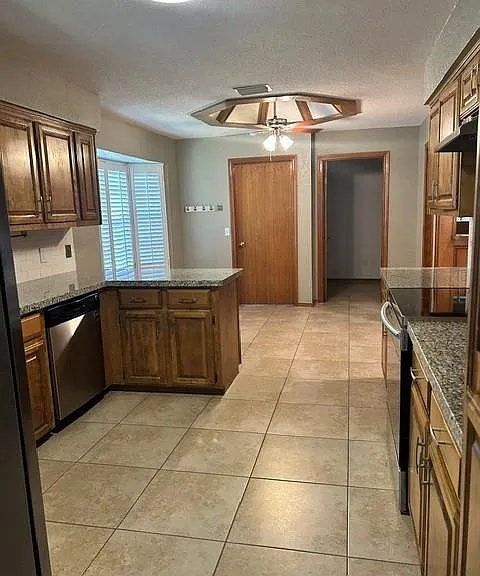 101 E Wisteria Ave — Photo 5