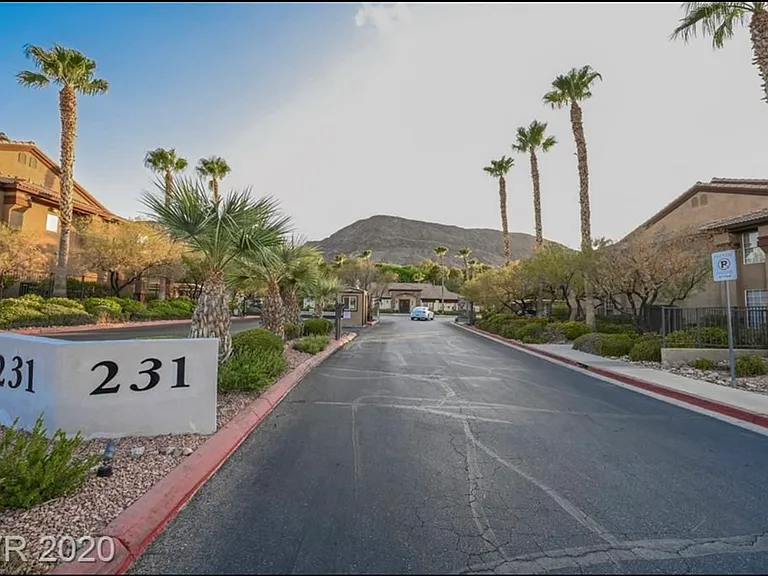 231 W Horizon Ridge Pkwy #927 — Photo 5