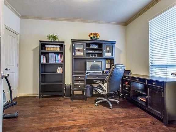 5th image of 6833 San Fernando Dr