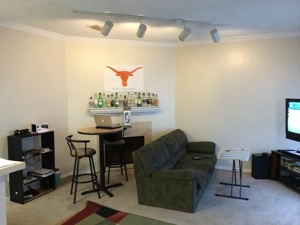 Building Photo - 915 W 23rd St #208