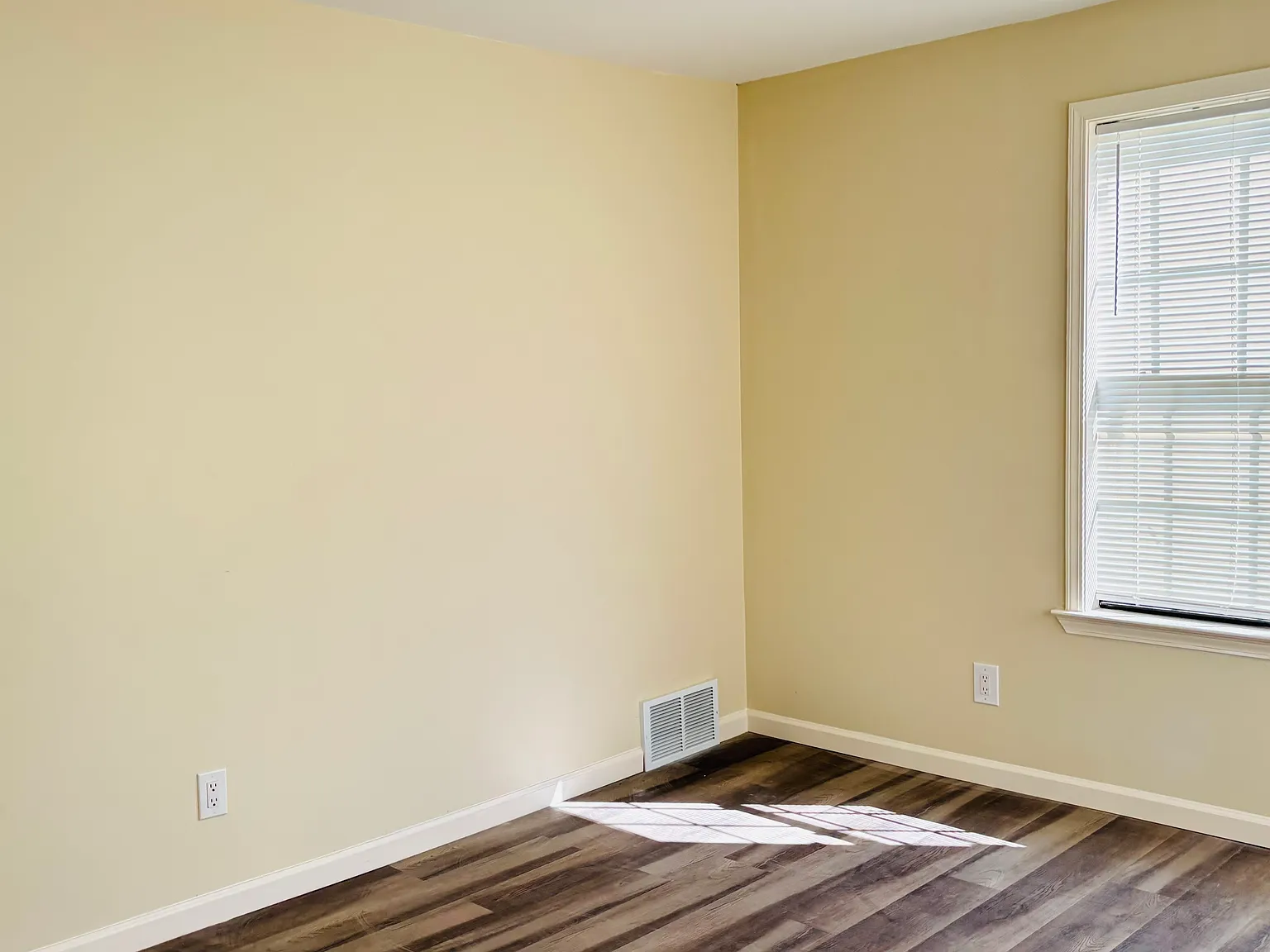 2 bed, 870 sqft, $995 — Photo 4