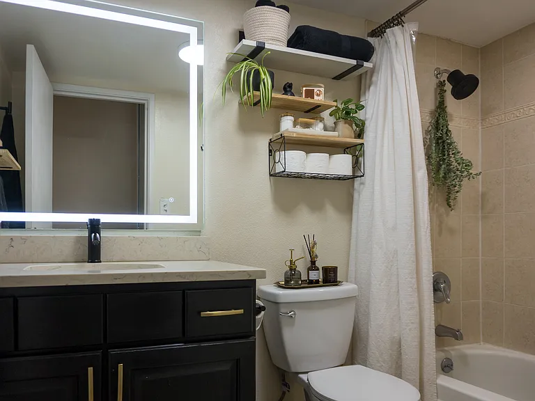 Full Bathroom 1
