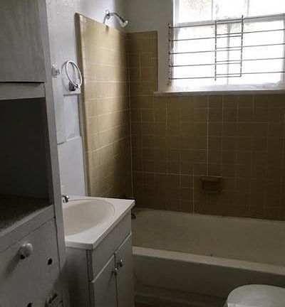 3rd image of 928 Pine St