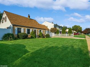 99 Prairie Ln, Levittown, NY 11756