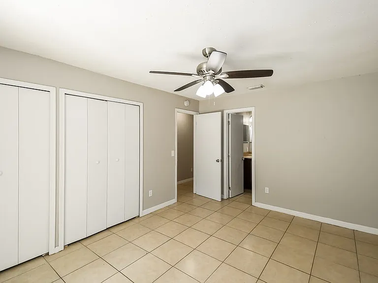 1834 Manitoba Ct N — Photo 10