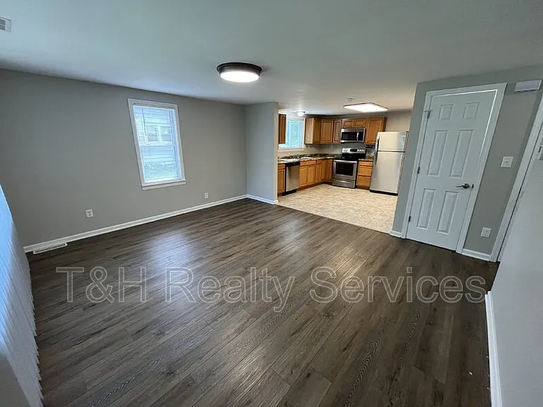 611 N Waldemere Ave — Photo 2