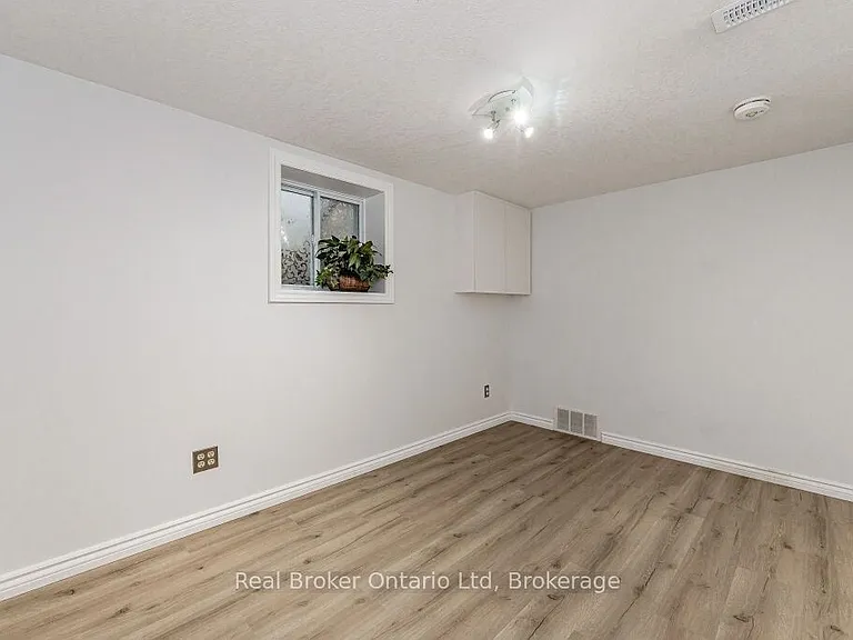 195 Edinburgh Rd S #LOWER — Photo 14