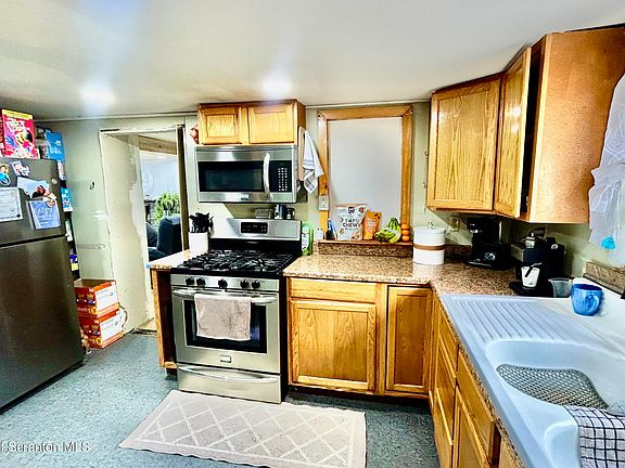 3rd image of 305 Mountain Rd