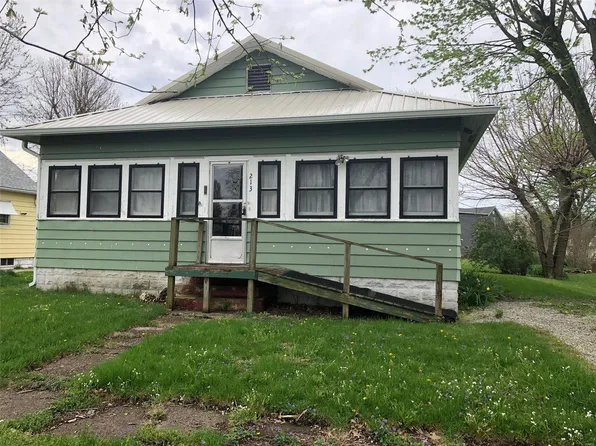 213 N 1st St, Witt, IL 62094