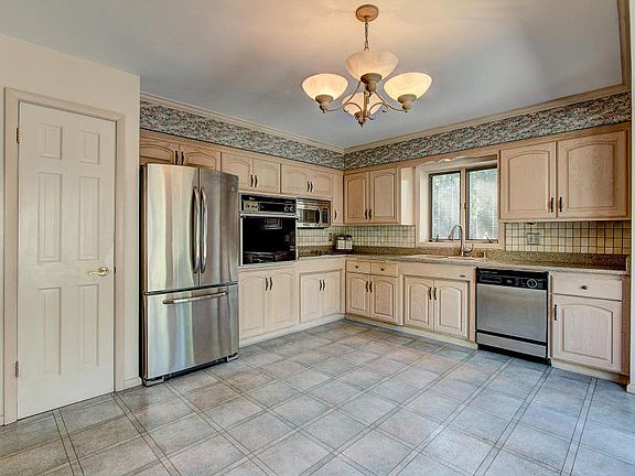 4th image of W141N6865 Oakwood Dr