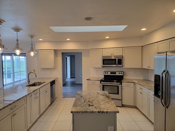 4th image of 262 Rotonda Cir