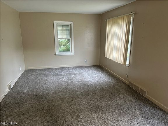 3rd image of 105 Meadowbrook Ave