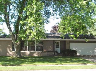 142 W Walters Dr, Grafton, WI 53024