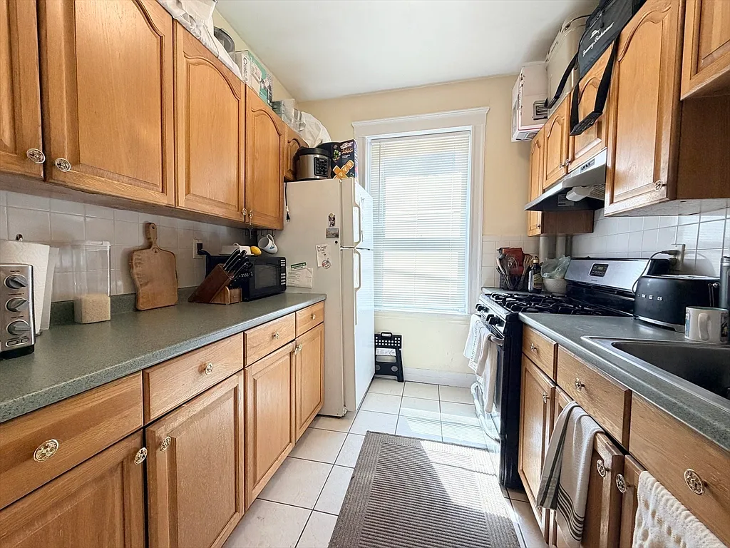 2 bed, 1.0 bath, 731 sqft, $2,400 — Photo 3