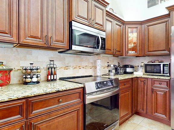 5th image of 830 SW College Park Road