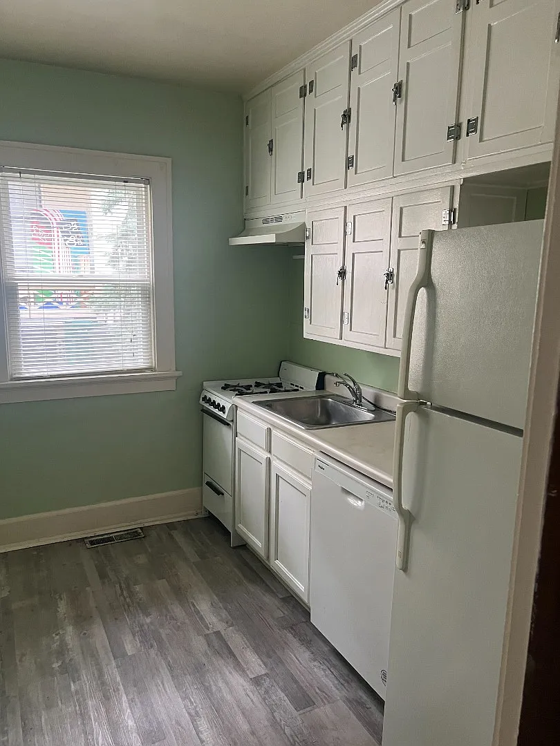 Sunny 1-Bed Near UC with Patio/Deck Central Heat & A/C, Walkable Locale! — Photo 4