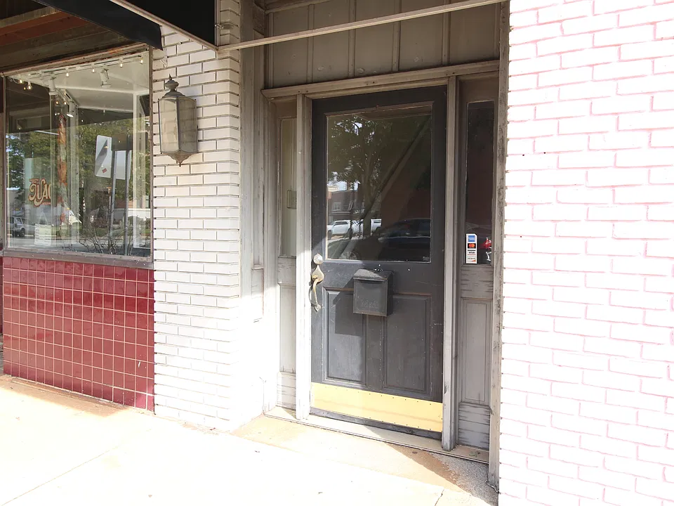 201 1/2 S Center St