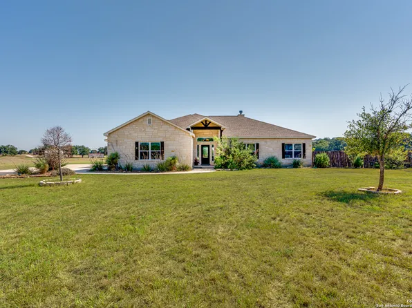 379 Hackamore Trail, Bandera, TX 78003