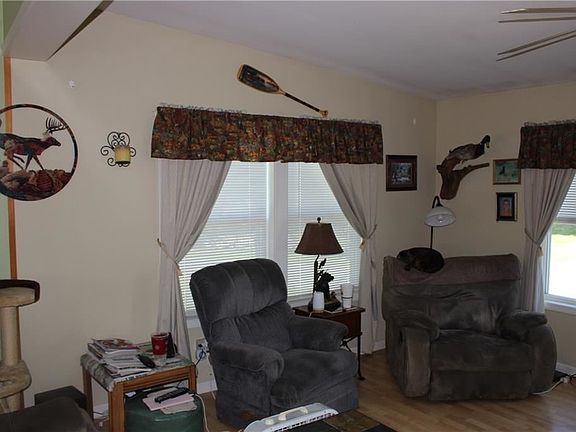 4th image of 210 Cartier Ave