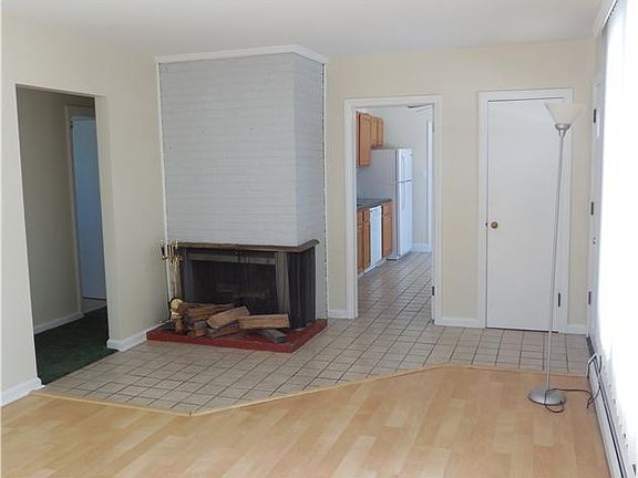 Cheerful living rm w/wood floors & fireplace