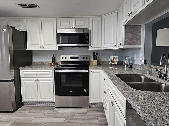 KITCHEN WITH STAINLESS STEEL APLLIANCES