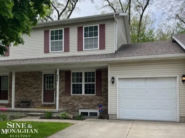 1452 Whispering Woods Ln, Marysville, MI 48040