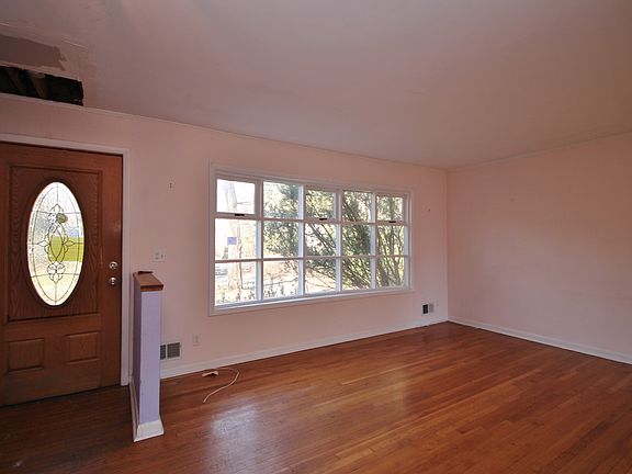 2nd image of 48 Lily Pond Ln