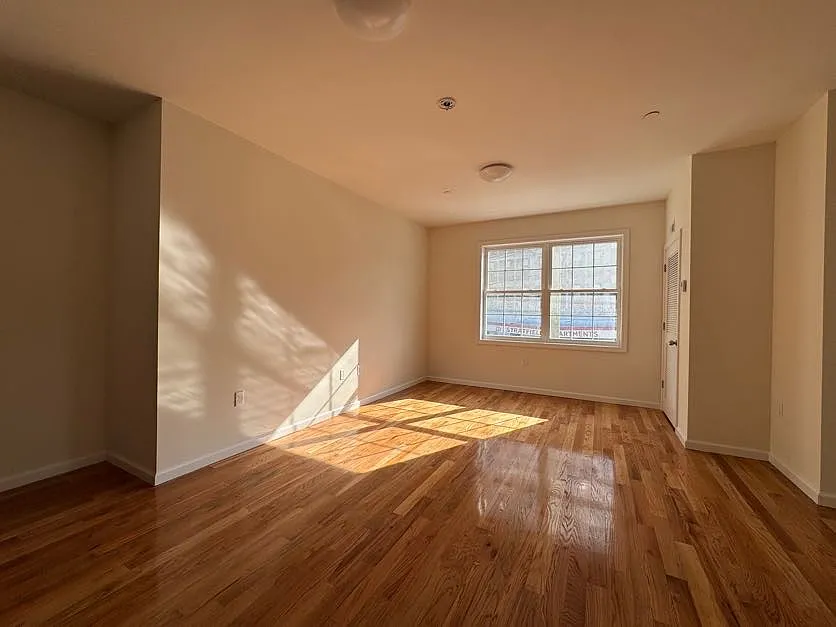 2 bed, 750 sqft, $2,300 — Photo 4