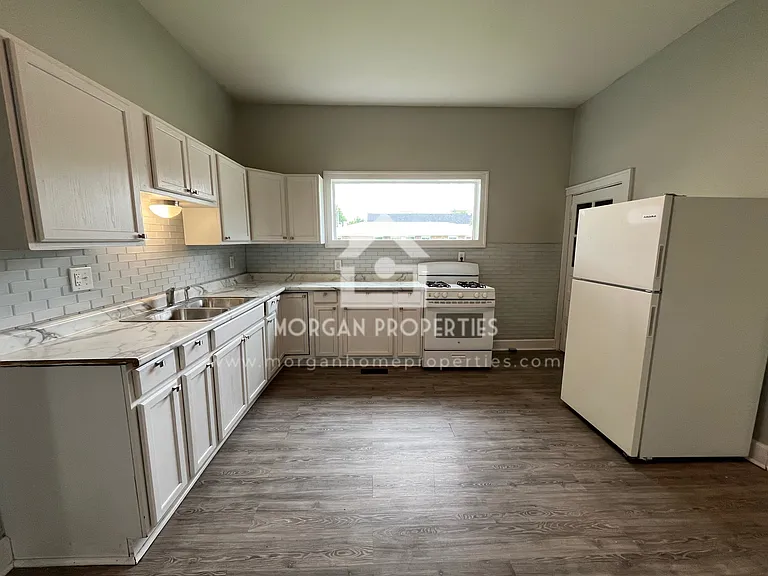 902 Park Ave — Photo 3