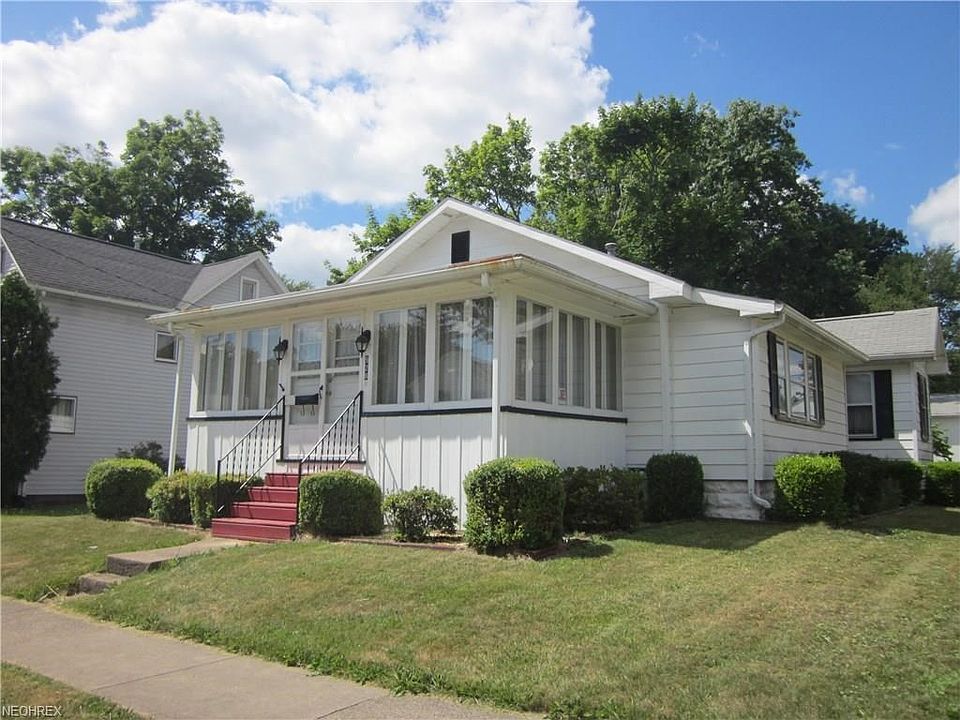 Front of home with great enclosed porch