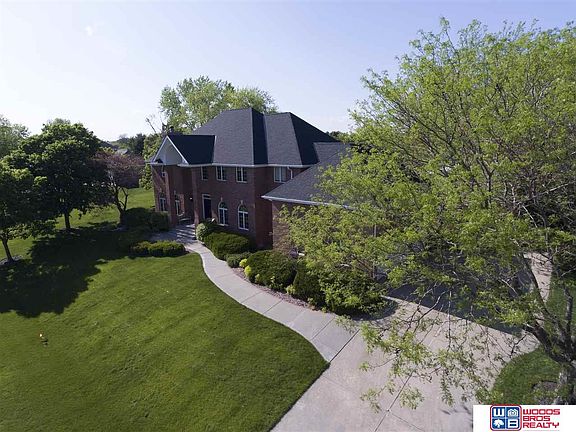 3rd image of 9520 Firethorn Ln