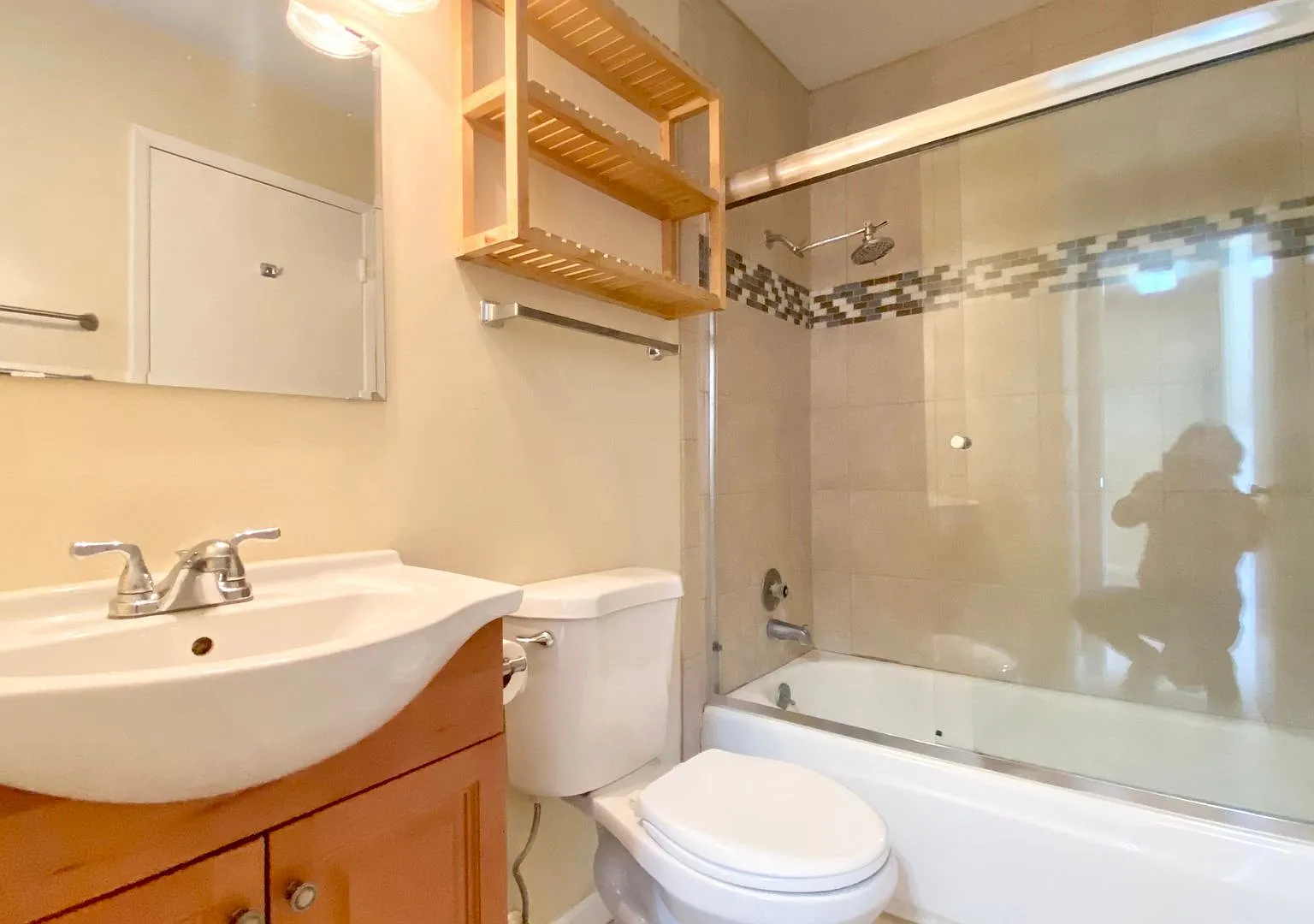 Upgraded Top Floor Sunny Studio - No Carpet! — Photo 4
