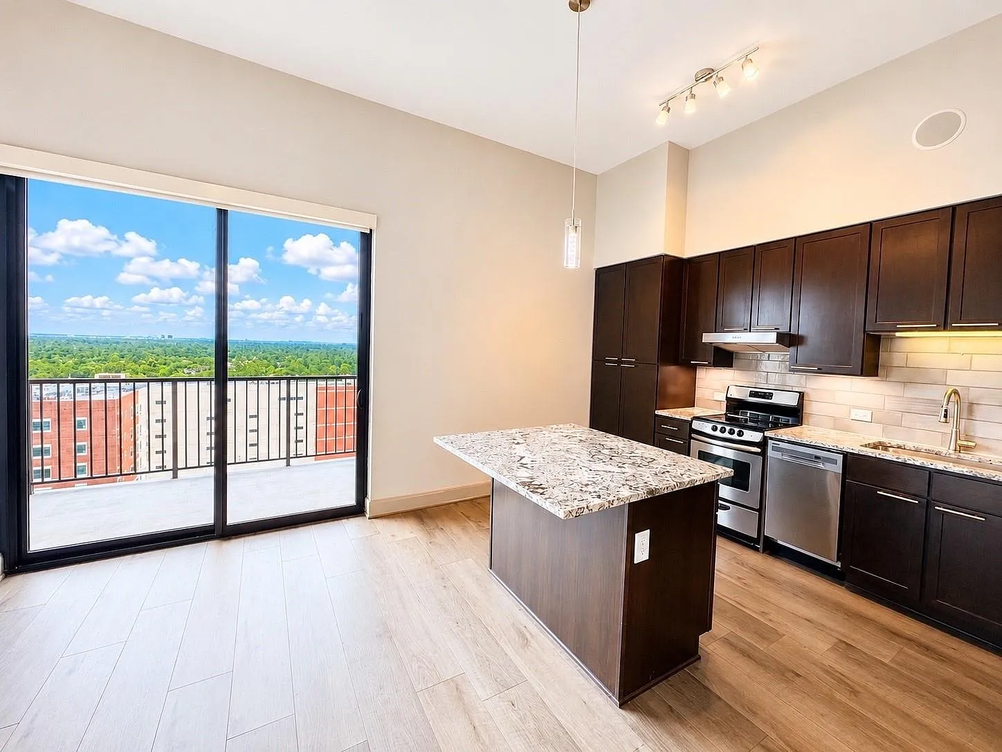1 bed, 1.0 bath, 680 sqft, $1,861 — Photo 2