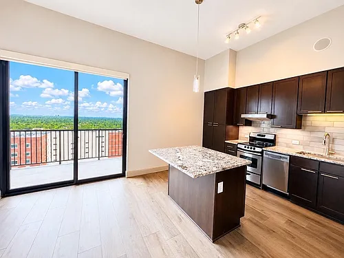9787 Katy Fwy Photo 1