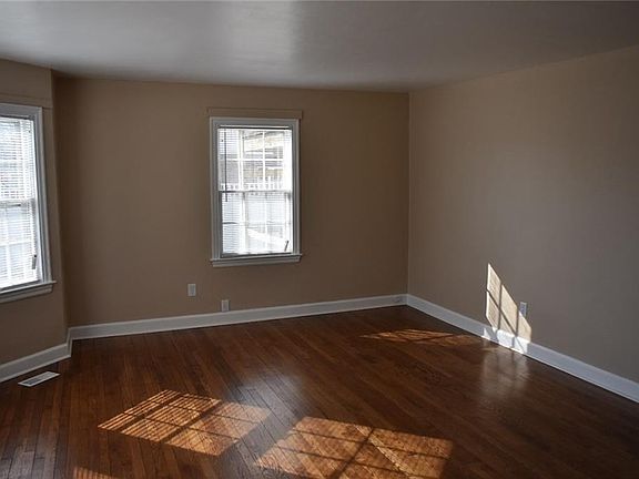 3rd image of 15637 Warwick Blvd