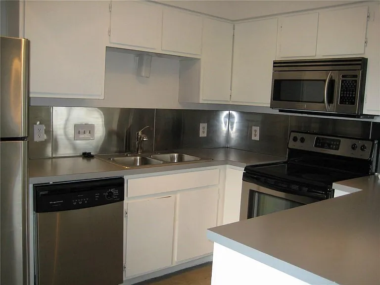 1013 W 23rd St #202 — Photo 3