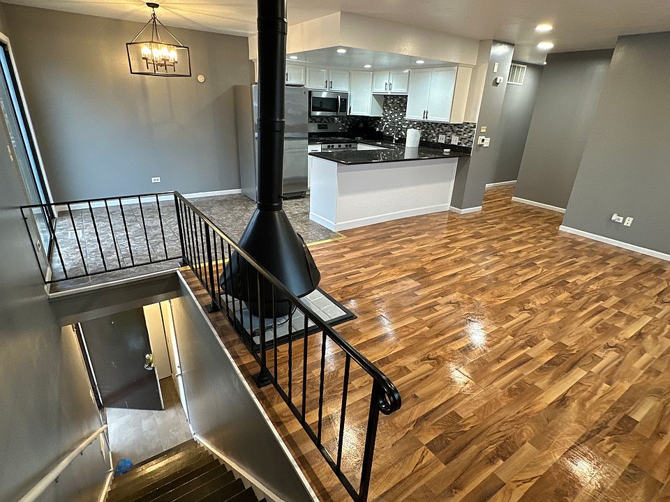 Entryway into living room/kitchen