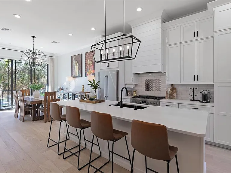 64 N Park Ave — Photo 8