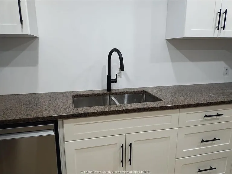 631 Holburn St #LOWER — Photo 4
