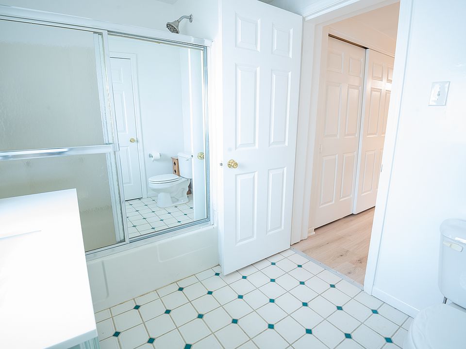 1st image of 2294 Roosevelt Ave