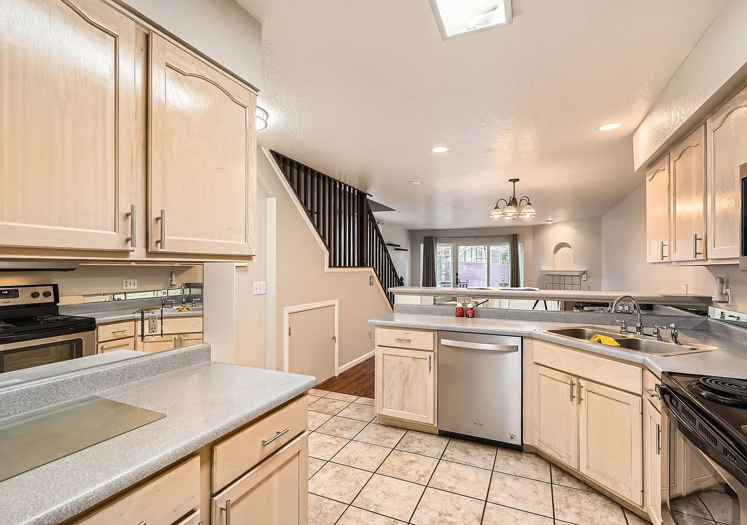 Beautiful end unit townhome with 2 bedrooms and 2.5 bath in a quiet and friendly neighborhood. — Photo 3