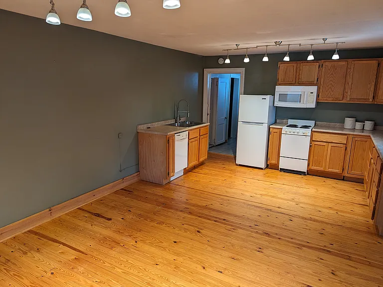 1300 Cloverdale Rd #A — Photo 10