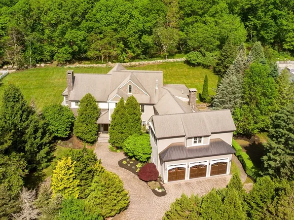 2 Stonegate Ln, Dover, MA 02030