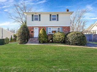 10 Grace Ct, Islip, NY 11751