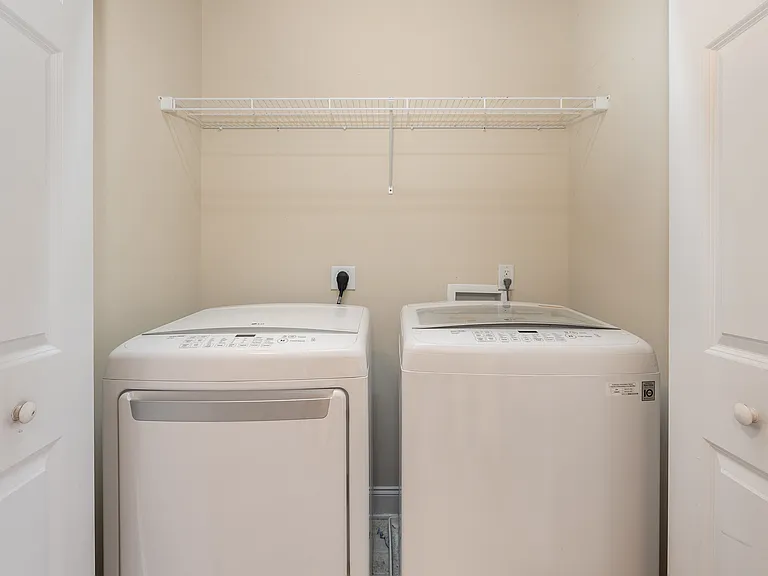 Upstairs laundry rm