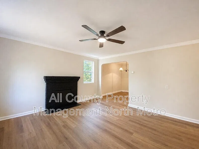 2 bed, 1.0 bath, 969 sqft, $1,800 — Photo 2